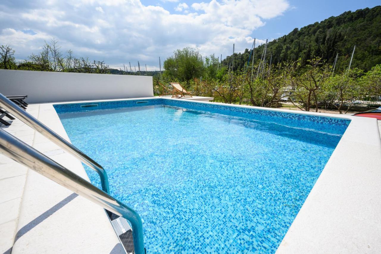 Nautical Marina Apartments: Heated Pool & Water Sports Skradin