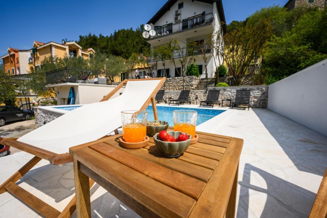 Nautical Marina Apartments: Heated Pool & Water Sports Apartment *
