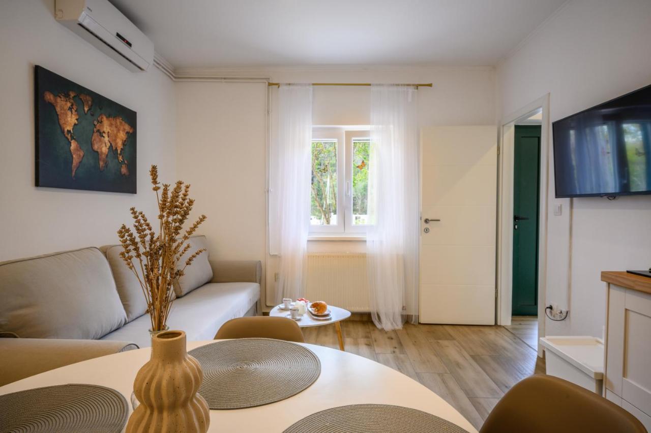 Nautical Marina Apartments: Heated Pool & Water Sports Apartment *