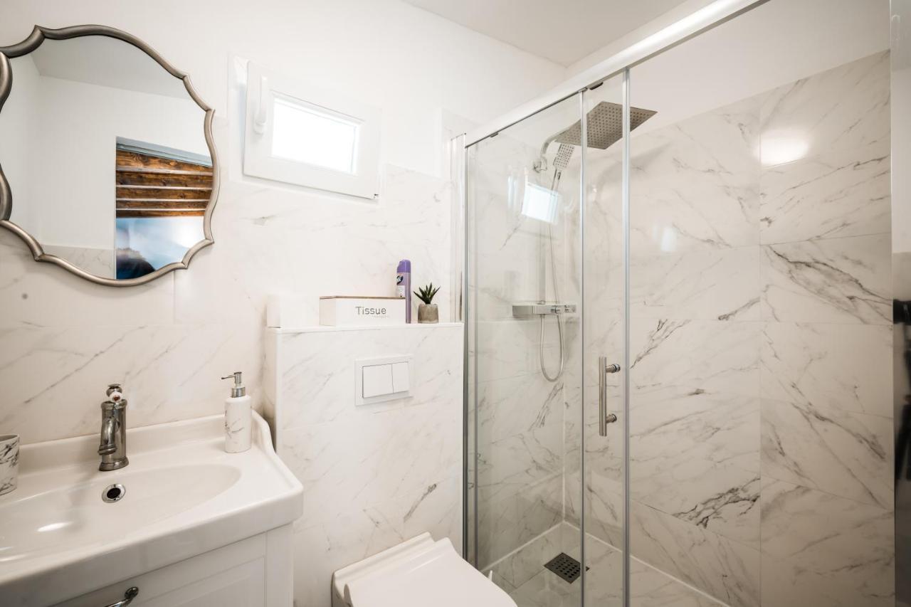 Nautical Marina Apartments: Heated Pool & Water Sports Apartment *
